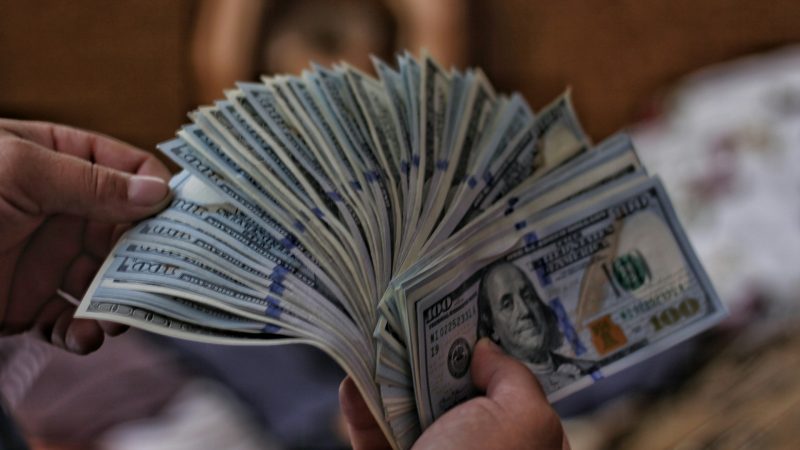 Le nombre de millionnaires en dollars continue de baisser en Belgique